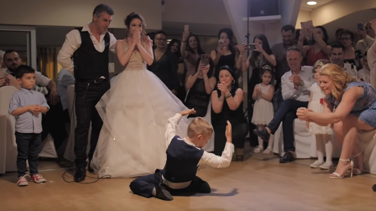 Ένας 8χρονος χορεύει το καλύτερο ζεϊμπέκικο