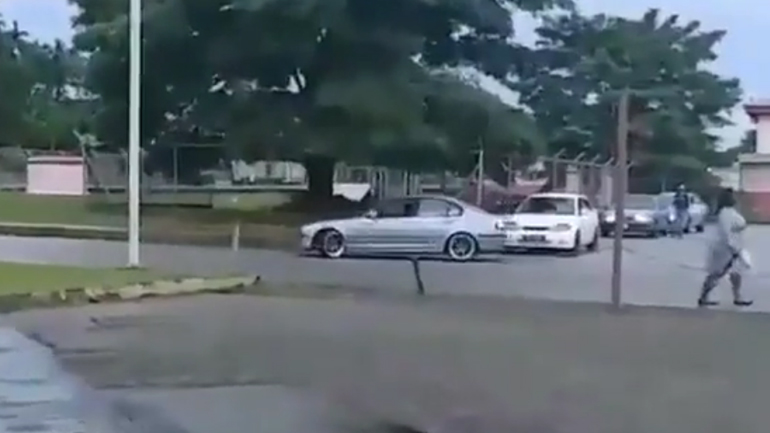 Παρκάρει με drift ανάμεσα σε δύο αυτοκίνητα