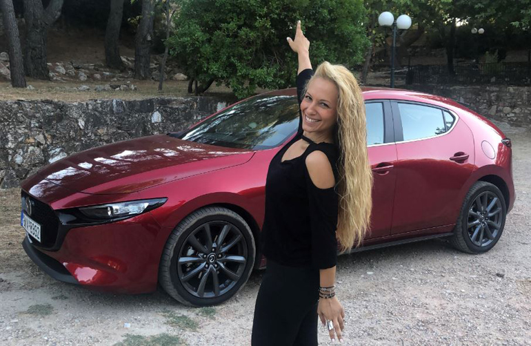 Η Αριάδνη Γερασιμίδου με το Mazda 3