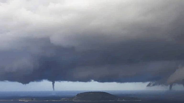 Εντυπωσιακοί υδροστρόβιλοι στη Μεσσηνία