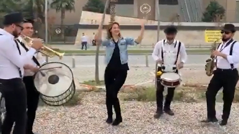 Toν χώρισε και… το γλέντησε με την ψυχή της