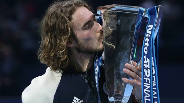 Τσιτσιπάς: «Νιώθω απίστευτα που κρατάω στα χέρια μου αυτό το τρόπαιο»