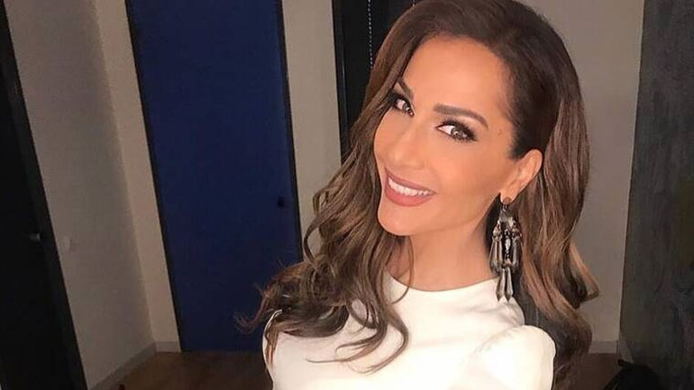 Η υπέροχη γλώσσα τής σέξι Δέσποινας Βανδή