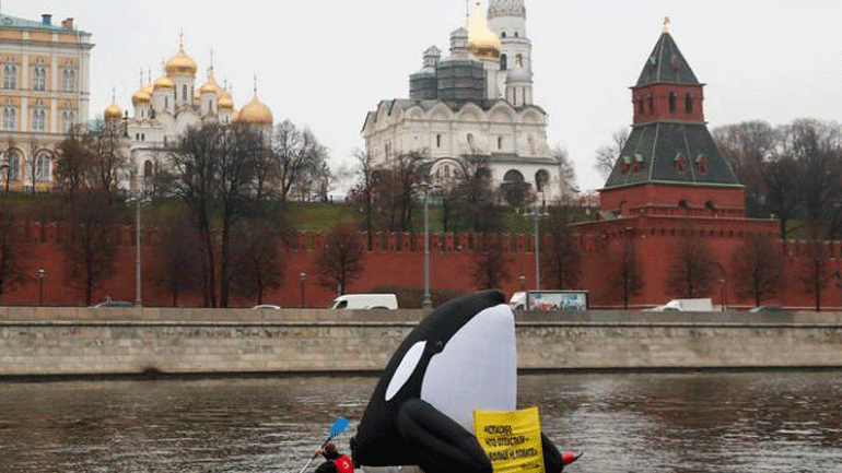 Ρωσία: Συνελήφθησαν ακτιβιστές που διαμαρτύρονταν με μία φουσκωτή όρκα έξω από το Κρεμλίνο