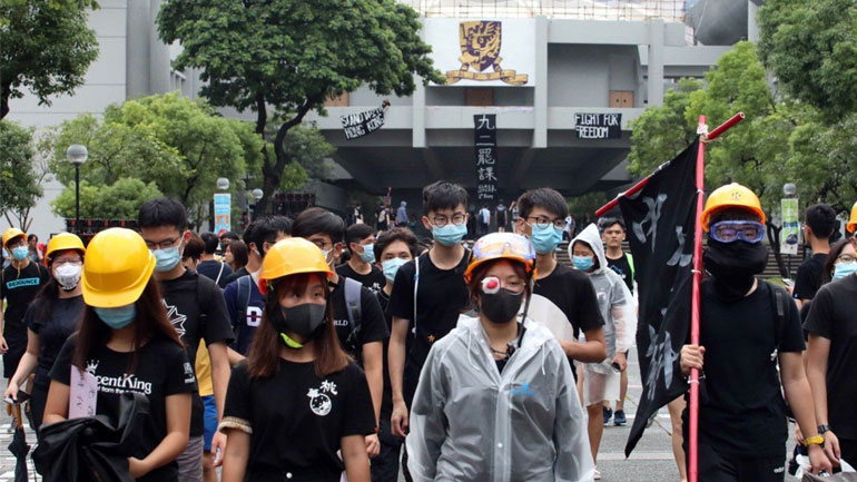 Χονγκ Κονγκ: Η αστυνομία έσπασε τα οδοφράγματα στο Πολυτεχνείο και προέβη σε συλλήψεις