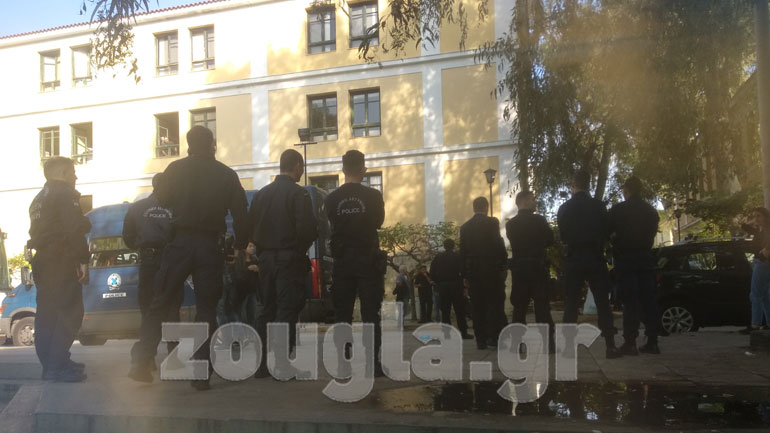Ένταση στην Ευελπίδων όταν έφτασαν συλληφθέντες από το Πολυτεχνείο