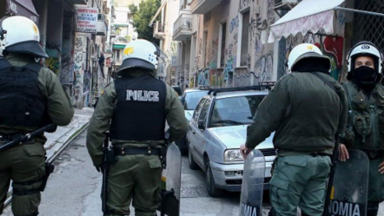 Εξάρχεια: 33 συλλήψεις, 53 προσαγωγές και δύο αστυνομικοί τραυματίες στα επεισόδια