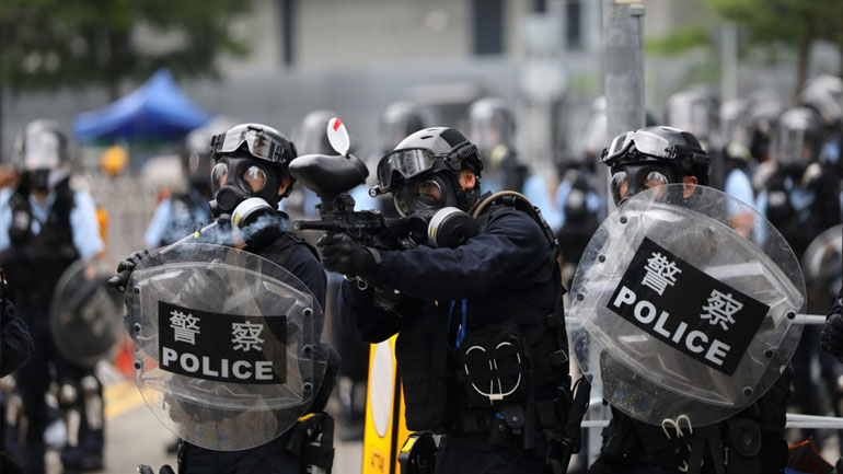 Οξυμμένη η κατάσταση στο Χονγκ Κονγκ με απειλές για χρήση πραγματικών σφαιρών