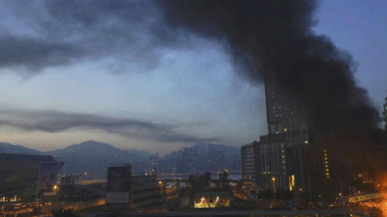 Χονγκ Κονγκ: Δεκάδες διαδηλωτές διέφυγαν από το πολιορκημένο από την αστυνομία Πολυτεχνείο