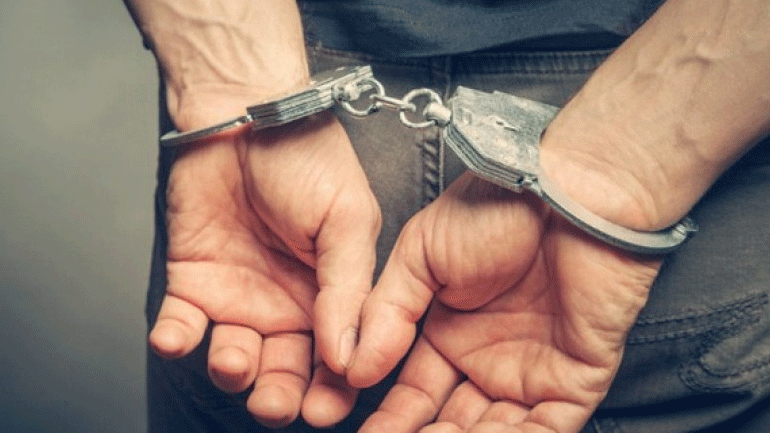 Συνελήφθησαν πέντε μέλη σπείρας που διακινούσε λαθραία καπνικά προϊόντα στον Πειραιά