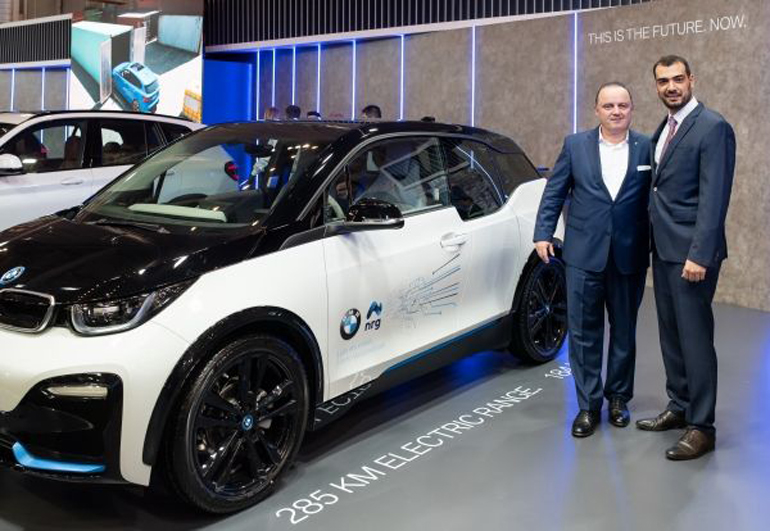 Ο CEO του BMW Group Hellas Christian Haririan (αριστερά) με τον Γενικό Διευυντή της NRG Τάσο Λοσταράκο