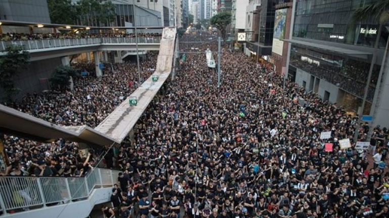 Το Λονδίνο ανησυχεί για την κλιμάκωση της βίας στο Χονγκ Κονγκ