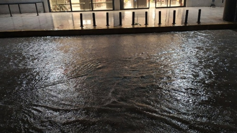 Πλημμύρισαν δρόμοι στην Ιεράπετρα από τη βροχή