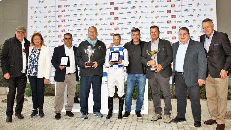  Από αριστερά: Ο Α’ Αντιπρόεδρος του ΟΠΑΠ, Σπύρος Φωκάς, η Πρόεδρος του Δ.Σ. της ΦΕΕ, Ασπασία Ράλλη, ο προπονητής Χρήστος Κουβαράς, ο ιδιοκτήτης Samer Khouri, ο αναβάτης Παναγιώτης Δημητσάνης, ο Αναπληρωτής Διευθύνων Σύμβουλος του ΟΠΑΠ, Οδυσσέας Χριστοφόρου, ο εκπρόσωπος της ιδιοκτησίας Χρήστος Θεοδωράκης, ο COO της Ιπποδρομίες Α.Ε. Κώστας Αλεξόπουλος και ο Αντιπρόεδρος του Δ.Σ. της ΦΕΕ, Γιώργος Παρθένης