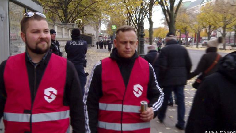 Αυτόκλητοι ακροδεξιοί σερίφηδες στο Βερολίνο