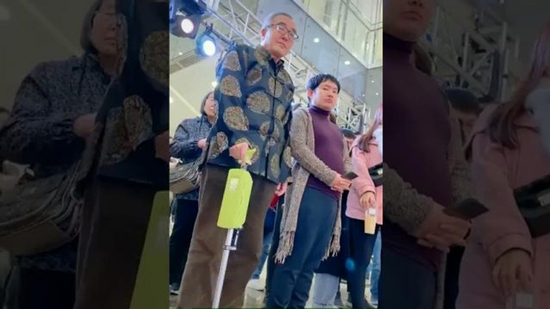 Ο παππούς είναι πολύ μπροστά!