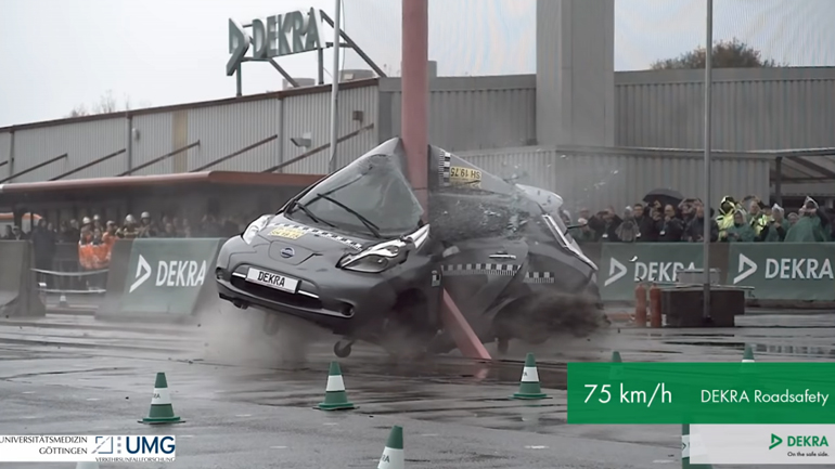 Δείτε τι συμβαίνει σε περίπτωση σύγκρουσης με το πλάι με 75 χλμ./ώρα