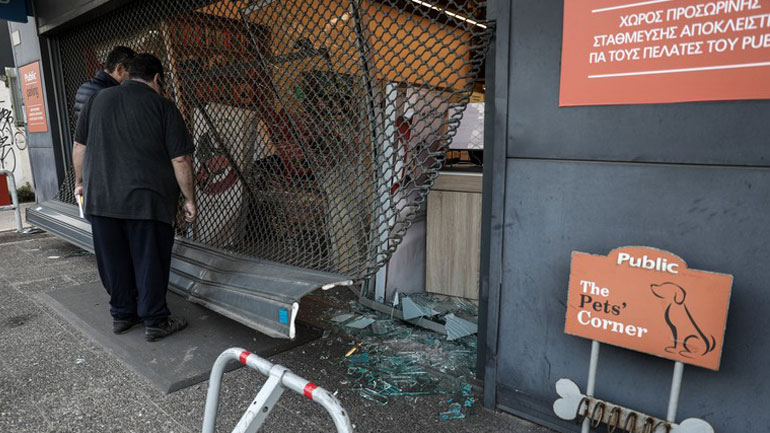 Αγία Παρασκευή: Έριξαν Ι.Χ. σε κατάστημα και διέφυγαν με προϊόντα