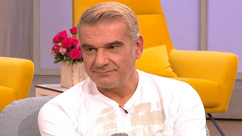 Κώστας Αποστολάκης: «Πήγα να βάψω τα μαλλιά κι έγινα σαν τον Τσαουσόπουλο»