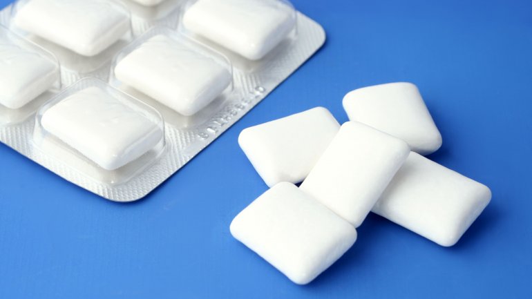 H τσίκλα χωρίς ζάχαρη μπορεί να μειώσει τη φθορά των δοντιών