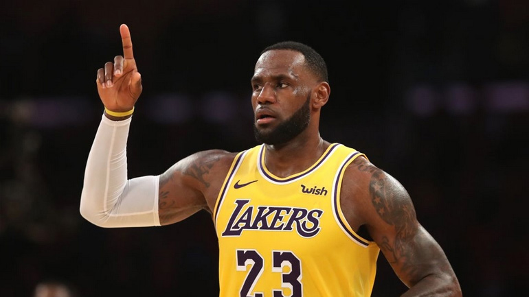 ΝΒΑ: Νίκη για τους Λέικερς με ιστορικό triple double από τον ΛεΜπρόν Τζέιμς