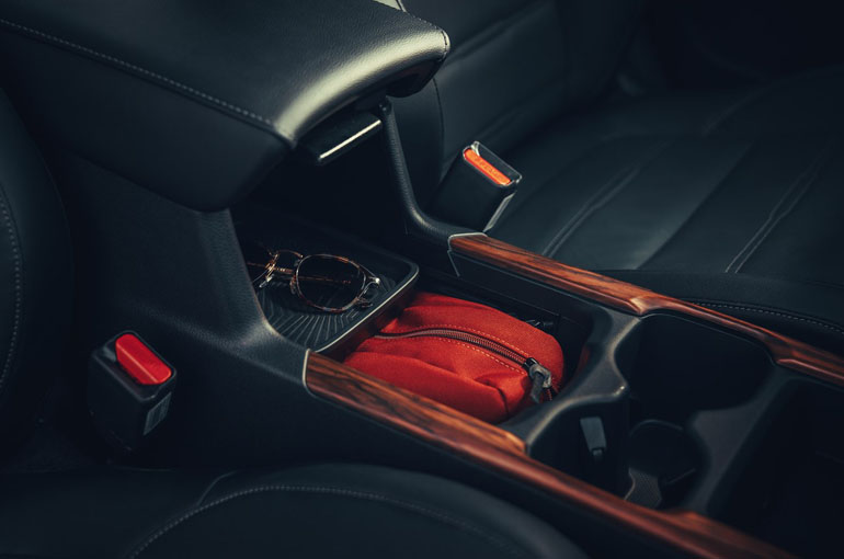 Υπάρχουν παντού χώροι για αντικείμενα και ποτηροθήκες