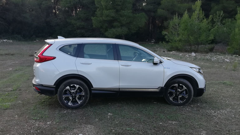 Εξοπλίζεται με όμορφες ζάντες 18 ιντσών 