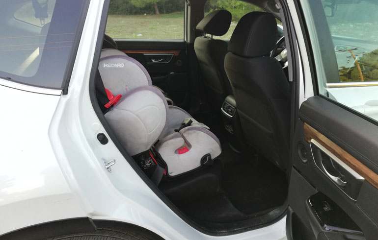 Χωράει άνετα δύο παιδικά καθίσματα πίσω και έναν ενήλικα επιβάτη στη μέση