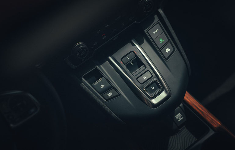 Δεν φέρει μοχλό ταχυτήτων αλλά διακόπτες (Drive, Park, Neutral και Reverse)