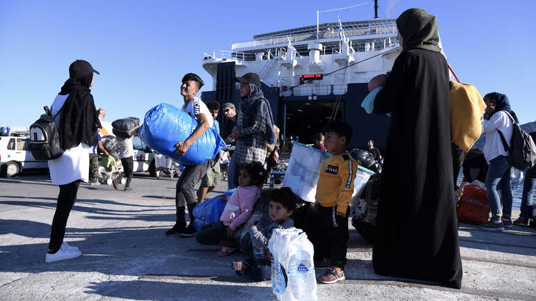 Στο λιμάνι του Πειραιά κατέπλευσαν δύο πλοία με 70 μετανάστες και πρόσφυγες