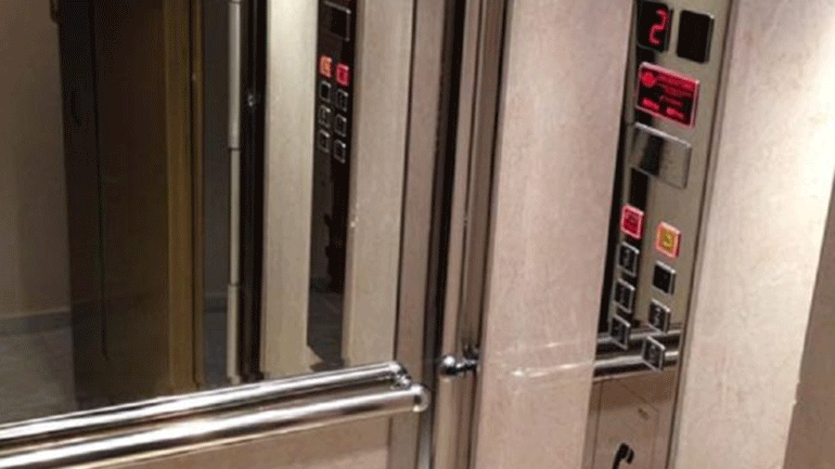 Πιάστηκε το πόδι παιδιού σε ασανσέρ στη Λάρισα