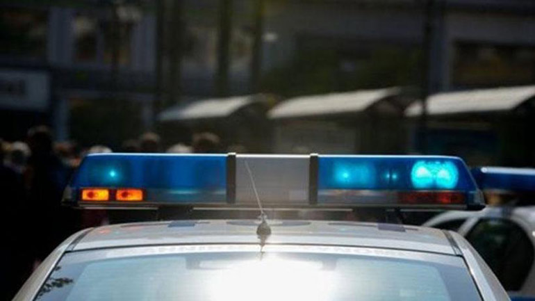 Επίθεση με μπουκάλια σε περιπολικό στα Εξάρχεια
