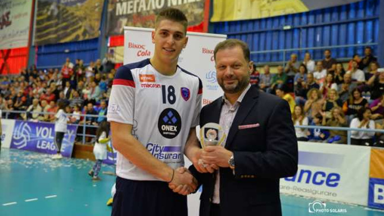 Volley League:  O Nίκος Μήλης βραβεύτηκε MVP Βίκος Cola από τον Πάνο Ξενοκώστα