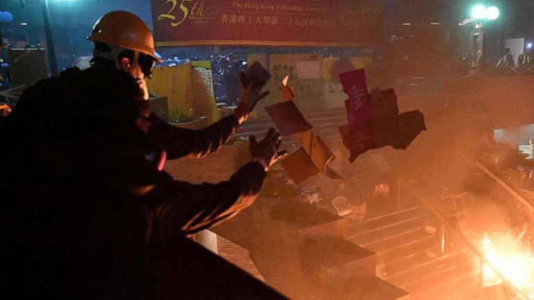 Στους υπονόμους σύρθηκαν οι διαδηλωτές του Χονγκ Κονγκ για να διαφύγουν από την πολυτεχνειούπολη