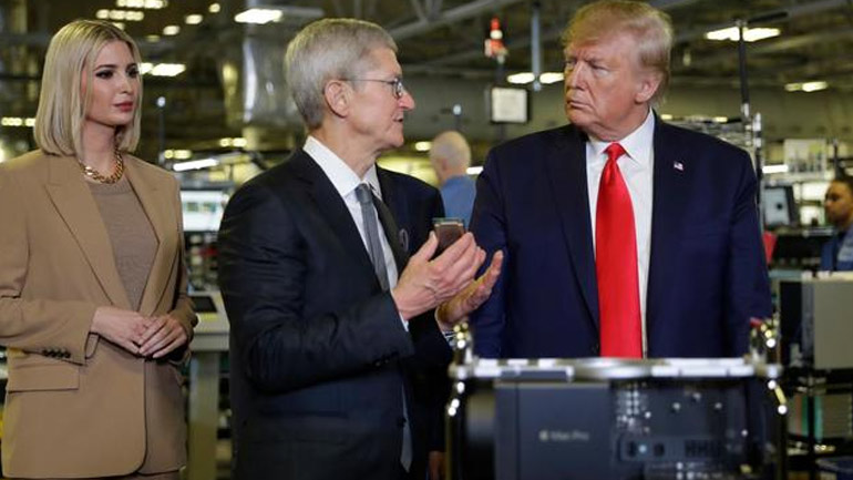 Τραμπ: Υπό «εξέταση» η εξαίρεση της Apple από τους τιμωρητικούς δασμούς που επιβάλλονται στην Κίνα