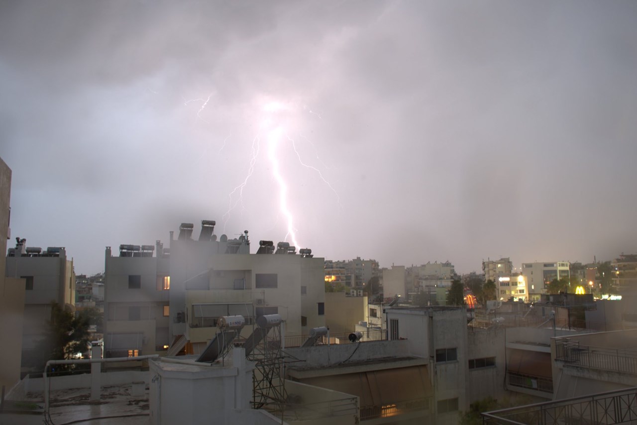 Kεραυνός από την καταιγίδα που επηρέασε τον Ν. Αττικής ο οποίος πέφτει στα 300μ από την κάμερα.Φώτο: Giannis Stamatakis