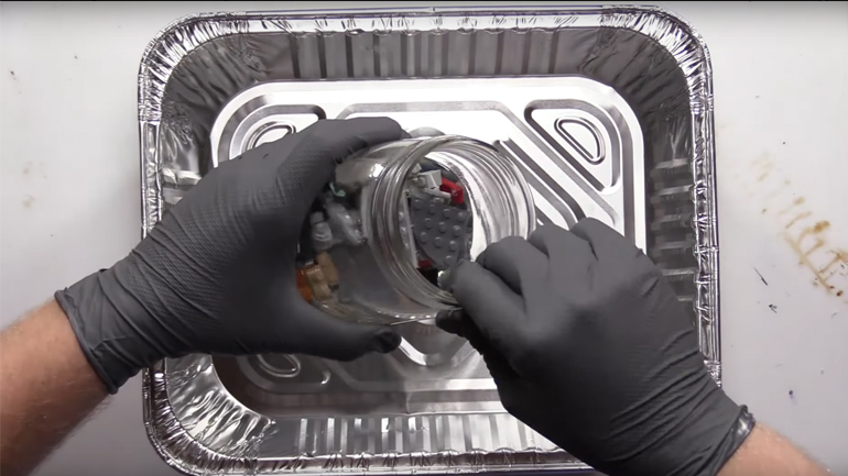 Άφησε 13 αντικείμενα μέσα σε αποφρακτικό τζελ για 30 μέρες