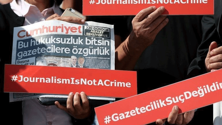Τουρκία: Δικαστήριο διατηρεί τις καταδίκες 12 πρώην δημοσιογράφων της Cumhuriyet
