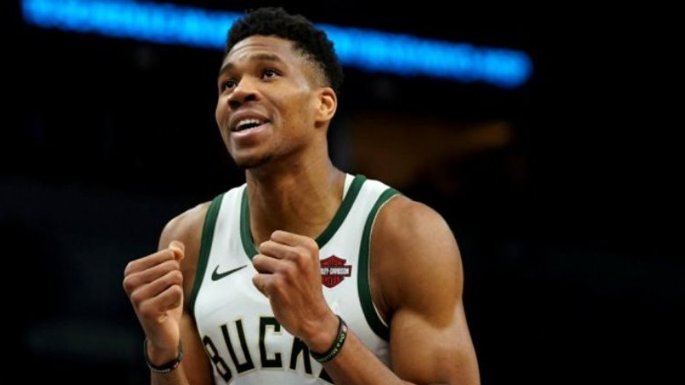 H εκπληκτική εμφάνιση του Γιάννη Αντετοκούνμπο απέναντι στους Χοκς