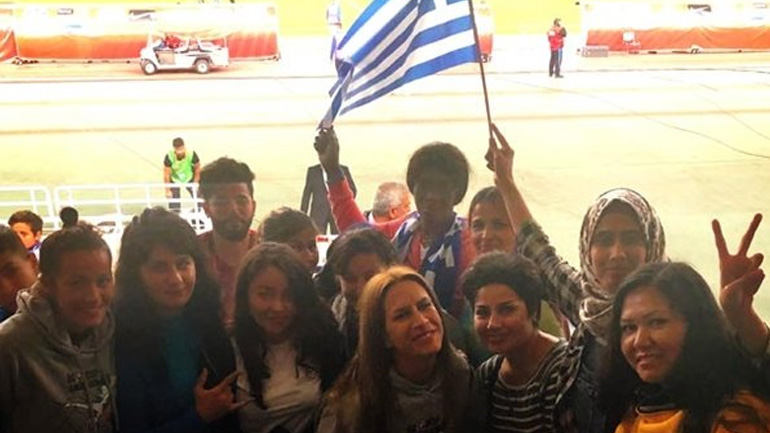 EΠΟ: Γυναικεία ομάδα προσφύγων δίπλα στην εθνική ομάδα