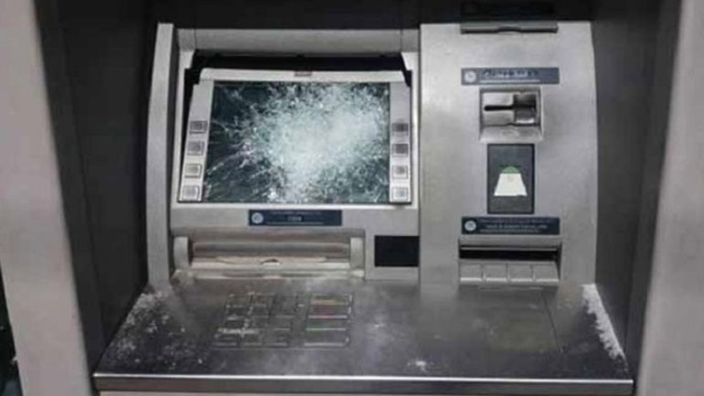 Επιθέσεις και φθορές σε ΑΤΜ τραπεζών τα ξημερώματα στην Αθήνα