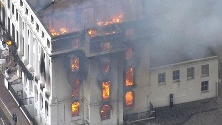 Στις φλόγες ξενοδοχείο στο Ίστμπουρν της Βρετανίας