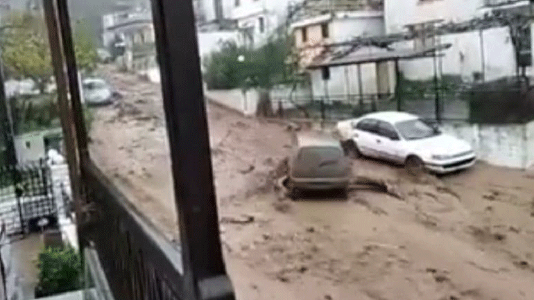 Στο έλεος της καταιγίδας η Θάσος – Χείμαρρος παρασύρει τα πάντα στο πέρασμά του