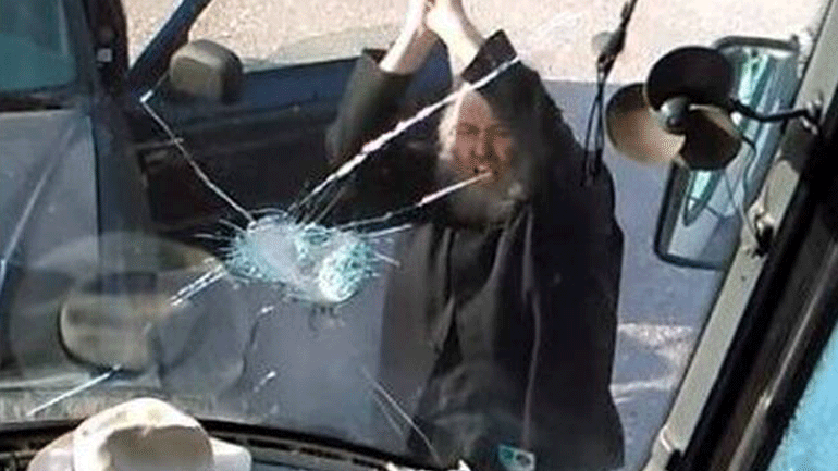 Παπάς σπάει πούλμαν με λοστό μετά από τρακάρισμα