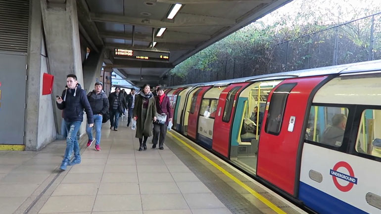 Έκλεισαν δύο σταθμοί του μετρό του Λονδίνου λόγω σκόνης στις αποβάθρες