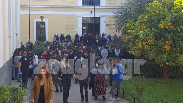 Συγκέντρωση φοιτητών στα δικαστήρια της Ευελπίδων για τους συλληφθέντες της ΑΣΟΕΕ