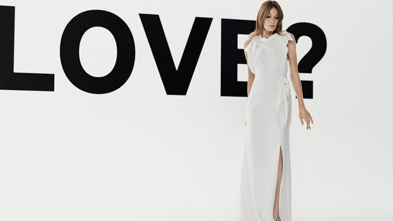 Η Carla Bruni πρωταγωνιστεί στην καμπάνια του οίκου Burberry και κλέβει τις εντυπώσεις