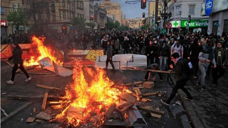 Χιλή: Η κυβέρνηση καλεί σε τερματισμό της βίας κατά τη διάρκεια των διαδηλώσεων – Στους 23 οι νεκροί