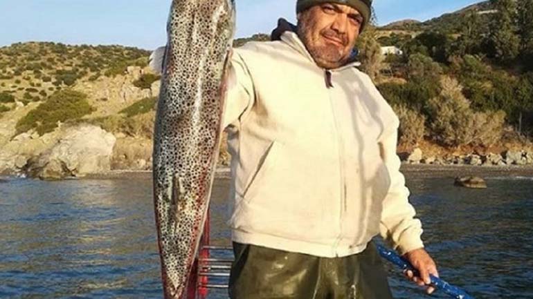 Ηράκλειο: Γιγάντιος λαγοκέφαλος στα δίχτυα ψαρά