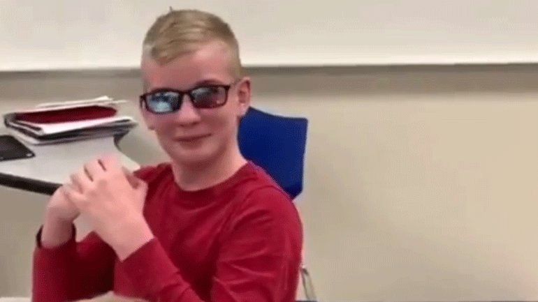 Αγόρι με αχρωματοψία βλέπει τα χρώματα για πρώτη φορά